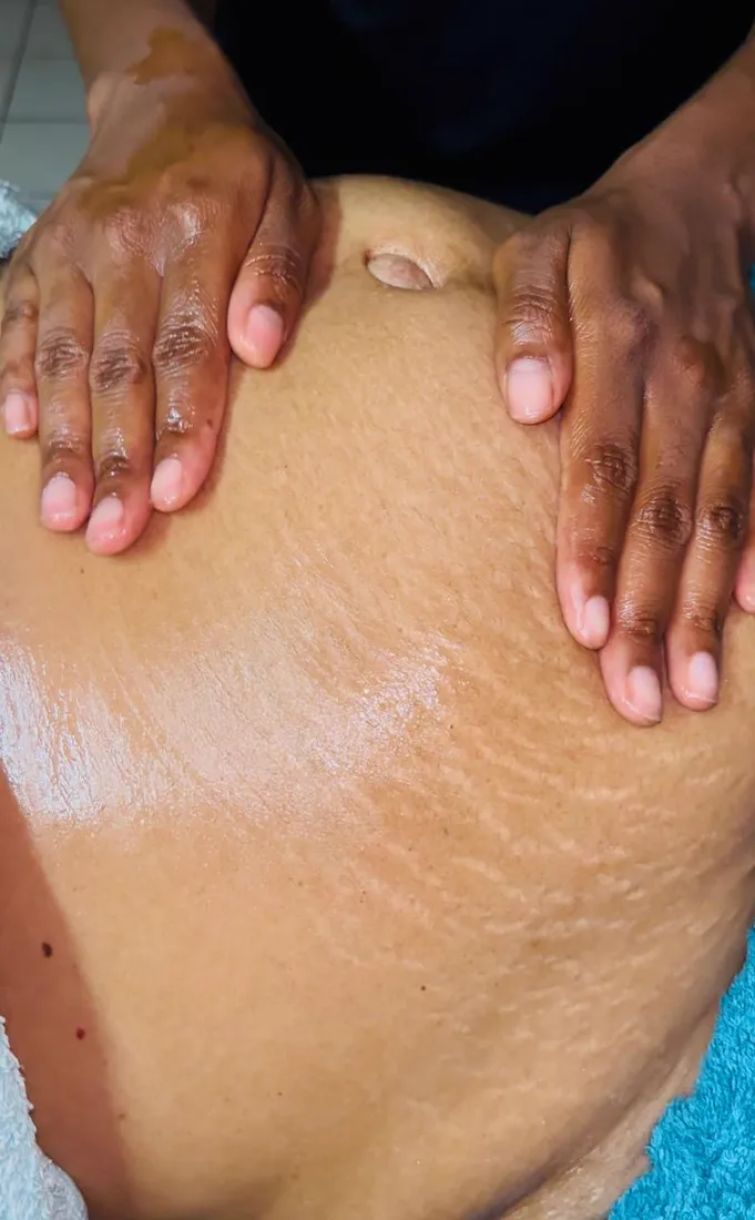 Massage doux autour du nombril